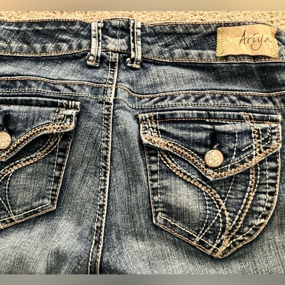 Ariya Distressed Long Rolled Up Jean Shorts Juniors Size 5/6 - Picture 4 of 8